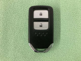 スマートキーを装備しています。鍵を差し込むことなくドアロックの開け閉めと、スタートボタン操作でのエンジンスタートができます。