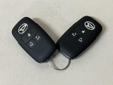電子カードキーを携帯していれば、ドアハンドルやバックドアのリクエストスイッチを押すだけでドアの施錠・解錠が出来ます♪もちろん 遠隔操作も可能です!盗難防止のイモビライザー機能装備ですよ ☆