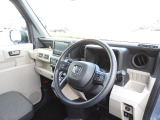 ★運転席まわり★大きなフロントガラスで見晴らしよく運転しやす設計と、広くてゆとりのある運転席。楽な姿勢で座ることが出来るので長時間の運転でも疲れにくいですし体もぶれにくく工夫されています。