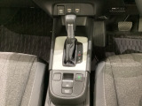 「e:HEV」はモーター走行を中心にしながら電気エネルギーやエンジン動力を最も効率よく使い分けることができる賢いハイブリッドシステムです。サイドブレーキはスイッチ操作の電子制御パーキングブレーキです。