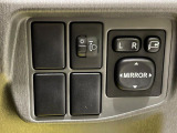 【電動格納ミラー】サイドミラーは電動格納式となっており、狭い駐車場でもキズがつくリスクを抑えられます。