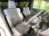 運転席まわりには十分なスペースがあり、大柄な方でもゆったり運転していただける環境です。