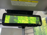【スマートリヤビューミラー】後席の大きな荷物や同乗者で後方が確認しづらい時でも安心!カメラが撮影した車両後方の映像をルームミラー内に表示。クリアな視界で状況の確認が可能です!