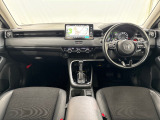 いつでも気持ちよく運転できて、使い勝手のいい収納や体をケアするシート、細部にまでこだわったインテリア♪