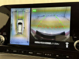 パノラミックビューモニターを装備。駐車場や交差点でクルマを真上から見るように周囲を確認できます。機能の詳細は販売店スタッフまでおたずねください。