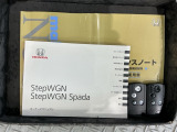 スマートキーは鍵をバッグに入れたままでもドアロックの開閉やエンジンのON・OFFができます。夜間や雨の日も鍵を探さなくて良いので便利です。