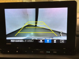 リバースギアに入れるだけで後方の表示へ切り替わります。夜間や雨の日の駐車も楽になりますよ。