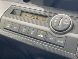 【オートエアコン】一度お好みの温度に設定すれば、車内の温度を検知し風量や温度を自動で調整。暑い&hellip;寒い&hellip;と何度もスイッチ操作をする必要はありません。快適な車内空間には必須の機能ですね♪