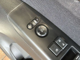 狭い駐車場で便利な電動格納ドアミラーが付いています。