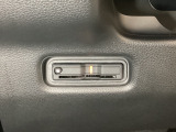 ハンドルの左下にETCがついています。高速道路の料金所の通過も楽々です!。 カードの取り出しもしやすい場所についています。