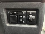 【電動格納ミラー】サイドミラーは電動格納式となっており、狭い駐車場でもキズがつくリスクを抑えられます。