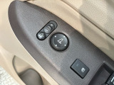狭い駐車場で便利な電動格納ドアミラーが付いています。