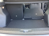 後席は分割可倒式で、用途に合わせてアレンジ可能。荷物の量や乗車人数に応じて柔軟に使える便利なシートです。