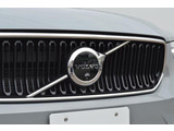フロントカメラはデザインも重視しVOLVOのロゴマークに内蔵されています
