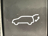 【パワーバックドア】スマートキーや運転席のボタンを押すだけでリアゲートが自動で開閉します!荷物を持っている時や、高い位置にあるバックドアを閉める際に便利な機能です♪
