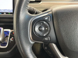 ステアリングにオーディオ操作スイッチが付いています。オーディオ画面に直接タッチしなくても操作が出来ますので、運転に集中できます。