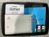 スマートキーは鍵をバッグに入れたままでもドアロックの開閉やエンジンのON・OFFができます。夜間や雨の日も鍵を探さなくて良いので便利です。