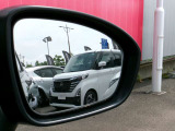 斜め後ろから近づく車輌を知らせてくれる、後側方車両検知警報つき!!