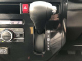 コラムシフトですので足元ひろびろ。運転しやすいですよ。