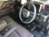 マツダは運転手中心の車つくりを行っております。上部に視認ゾーン、手が届く位置に操作ゾーンを配置し、運転に集中できるコックピットを演出しております☆