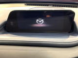 【8.8インチマツダコネクト】車内の雰囲気にマッチした大型のディスプレイ。スマホ接続でのナビ使用やBluetooth再生等、様々な機能が楽しめます。直感的なダイヤル操作が可能で、使い勝手も良好です。