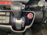 CVT車のセレクトレバーです。低速から高速まで、変速ショックのないスムーズな走りを実現するとともに、エンジン効率のよい領域を維持することで燃費にも貢献します。