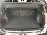 【トランクルーム】全面をファブリック処理し荷物に傷がつくのを防ぎます。ラゲージルーム照明を装着。背もたれをほぼ水平まで倒すことが出来ますので、大きな荷物の収納にも便利です。