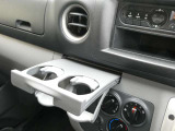不要時に格納できる引き出しタイプ。500mlペットボトル2本収納可能なインストカップホルダー!