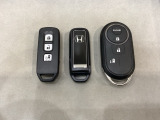 スマートキー付きですからドアロックの開閉およびエンジンスタートが楽々です。電動スライドドアの開け閉めもボタンで操作できます。加えて、純正リモコンエンジンスターター用の操作キーもついています。