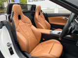 【コックピットシート】BMW車の主役席。車体中央にくる様に配置し車両重心とが一致する事でドライバーと車との一体感あるドライビングを実現。人間工学に基づき形成した形状が長時間のドライブ疲労も軽減します!