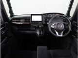 【インパネ周り】視界がよく運転しやすい設計となっております。インパネ周りもすっきりと洗練されたデザインで高級感が溢れています。日々のドライブを飽きさせません。
