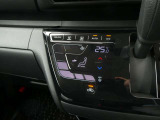 車内を年中快適に保ってくれるタッチパネル式オートエアコン。