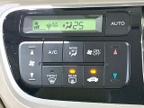 【オートエアコン】一度お好みの温度に設定すれば、車内の温度を検知し風量や温度を自動で調整。暑い&hellip;寒い&hellip;と何度もスイッチ操作をする必要はありません。快適な車内空間には必須の機能ですね♪