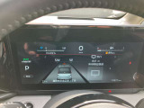 メーター内センターディスプレイには車の様々な設定や情報が表示されます。