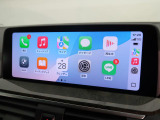 【アップルカープレイ】iPhoneがBMW車両とワイヤレスで接続されます。Apple CarPlayでは、オーディオストリーミングやメッセージングアプリがディスプレイに表示されます。