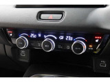 運転席と助手席の温度設定の変更が可能な左右独立タイプのデュアルエアコンです♪♪♪暑がりな人・寒がりな人も誰もが車内を快適にお過ごしいただけます♪♪♪