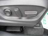 パワーシート搭載。微妙な調整が手軽にでき、最適なポジションで運転することが可能です。