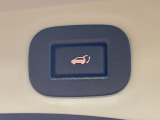 【パワーバックドア】スマートキーや運転席のボタンを押すだけでリアゲートが自動で開閉します!荷物を持っている時や、高い位置にあるバックドアを閉める際に便利な機能です♪