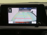 車両後方の映像を映すバックモニター。進路を確認しながら安全に車庫入れできます。