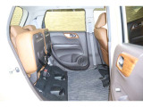 HONDA独自の機構!リアシートはチップアップ(跳ね上げ)することにより背の高い荷物も楽々積み込みすることが可能!!より空間を有効にするためにも大変便利なシートアレンジになります!!