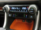 左右独立温度コントロールフルオートエアコンです。運転席、助手席それぞれで独立して温度設定ができます。冷え性の方が乗っても安心ですね♪