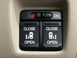 【両側パワースライドドア】両側がパワースライドドアになっており、運転席のスイッチやスマートキーでも開閉が可能です!開口部も広いので乗り降りも楽々♪
