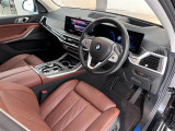 握った瞬間に上質さを感じる、BMW純正レザーステアリング。