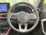インテリアに合わせたデザインのステアリングは、運転される方のことも考え、運転しやすい形状、大きさです。是非一度、実際に触ってお確かめください。