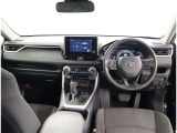 デザインもよく、居心地のよい運転席ですね。分かりやすいスイッチ類ですから操作もしやすく運転をサポートします。ぜひご来店いただき、実際にお座りいただいてステアリングを握ってみてください!