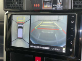 パノラミックビューモニターを装備。駐車場や交差点でクルマを真上から見るように周囲を確認できます。機能の詳細は販売店スタッフまでおたずねください。