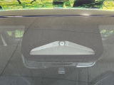 【トヨタセーフティセンス】走行中に前方の車両等を認識し、衝突しそうな時は警報とブレーキで衝突回避と被害軽減をアシスト。より安全にドライブをお楽しみいただけます。
