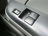 フロントパワーウィンドウ、運転席にあるロックスイッチを使う事で助手席側でパワーウインドウ操作が出来なくなります。