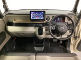 車内は光触媒抗菌消臭施工済です。インパネ周りはスタイリッシュなデザインで機能や装備も充実しています。グローブボックスやカップホルダーのほかにトレーなどたくさんの収納スペースが付いています。