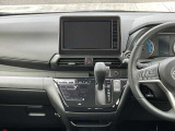 運転席から各種ボタンの操作がしやすいように設計され直感的に凹凸ががないシンプルなデザインです